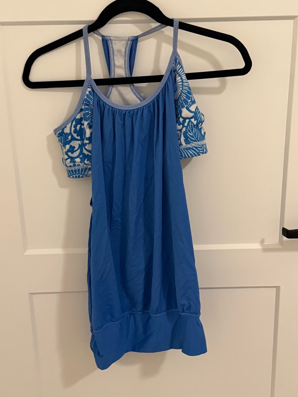 Lululemon No Limits Tank Top Blue Floral Built In Bra Racerback Yoga Top Size 8